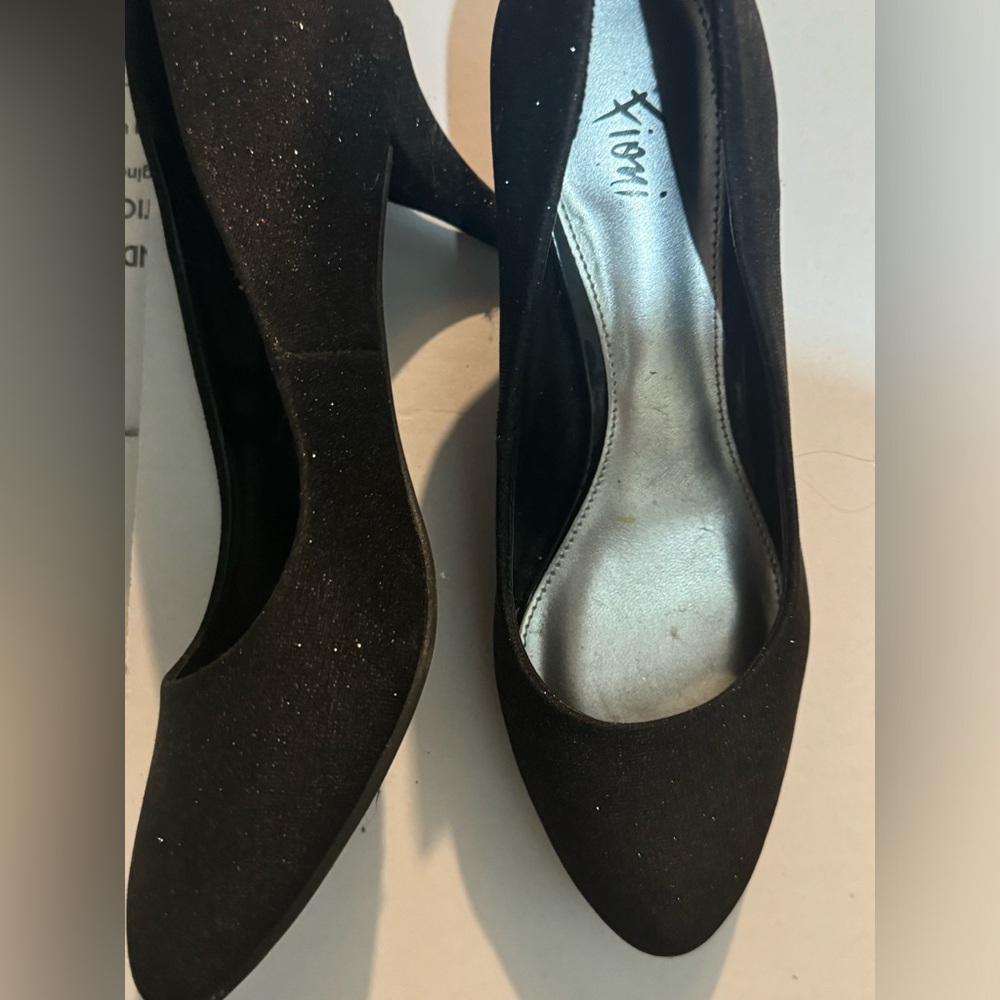 Black pumps size 6